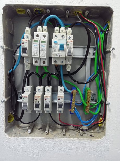Quadro de distribuição elétrico montado com disjuntores, DR e dispositivos de proteção contra surto